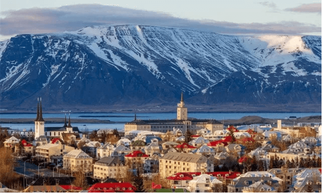 球場供暖，冰島這才叫全民足球！~